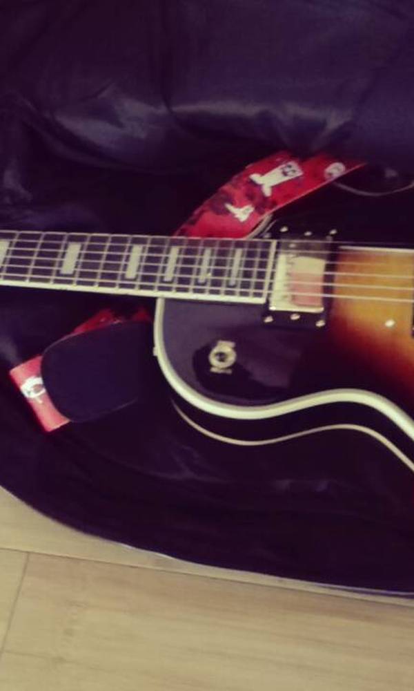 出售一把99新gibson，1w8买入，现在便宜出。1w2  可小刀。[-7a73ebd9dc6931e9.jpg]