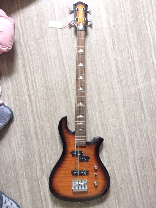 B.C.RICH Eagle MasterPiece 4String BASS 2900，上海地区可以面交[1.jpg]