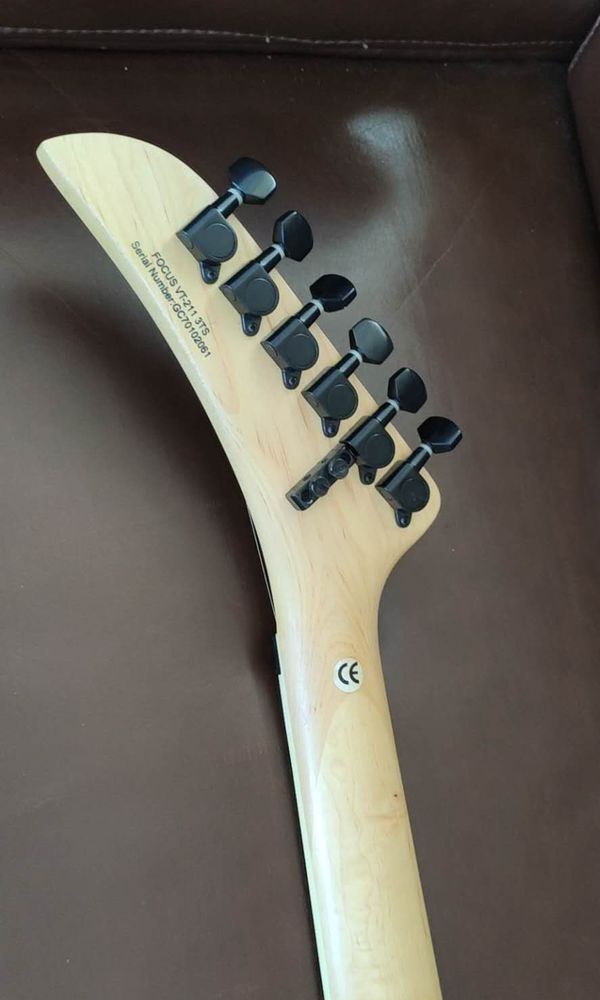 出一把电吉他kramer[image.jpg]